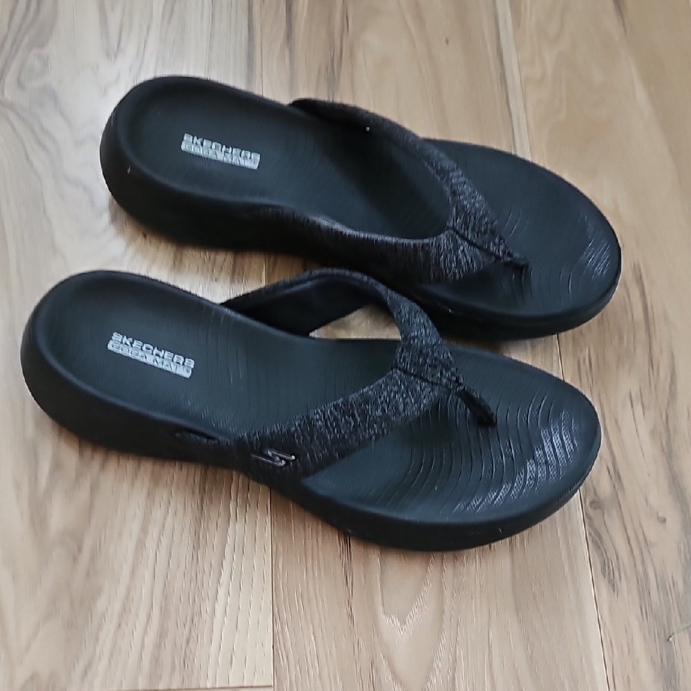 Skechers GOGA MAT  GRAY & Black Womens Size 9
